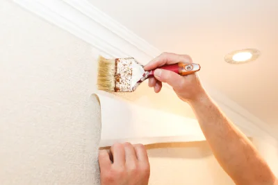 Pose de papier peint à Brélès — revêtements muraux et toiles de verre